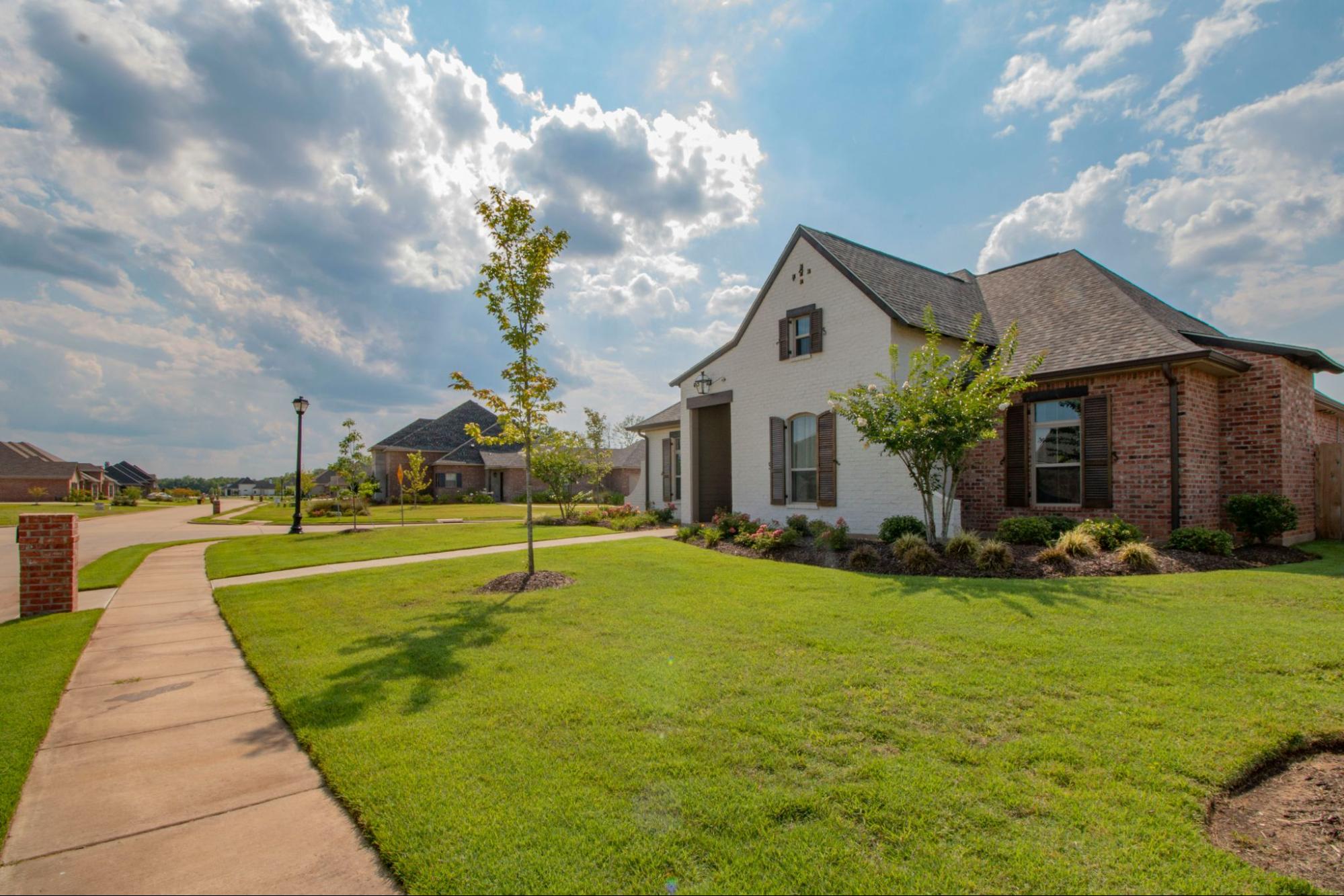 Single family home with grassy front yard